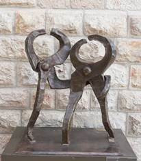 צבת בצבת עשויה - פסל מאת דני כץ